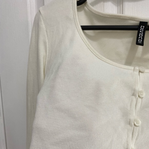H&M Ivory Long Sleeve Button Up Scoop Neck Crop Top - Picture 5 of 5